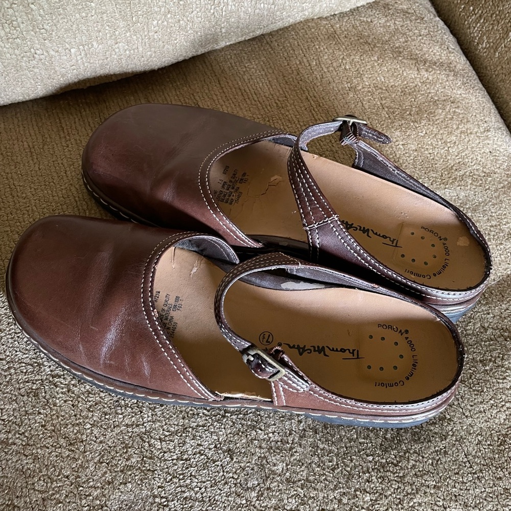 Womens EUC womens 7 1/2 Thom McAn brown leather sandals with strap!!